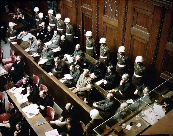 Banco dos réus do Tribunal de Nuremberg.