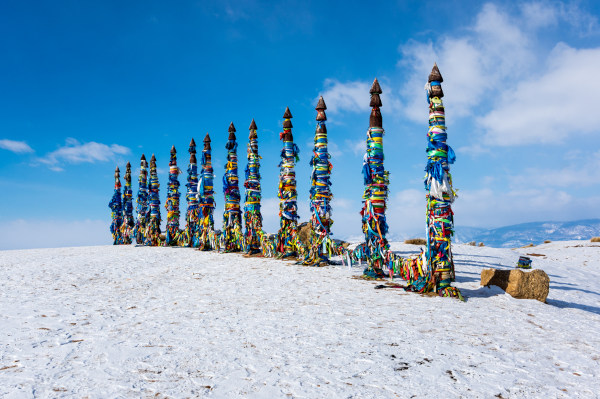 Pilares com fitas coloridas tradicionais do xamanismo dos buriates, povo indígena da Sibéria, na Rússia.