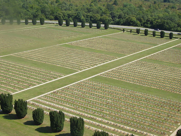 Cemitério com 130 mil soldados mortos na Primeira Guerra Mundial.