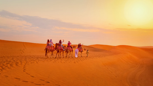 Caravana no deserto dos Emirados Árabes Unidos.