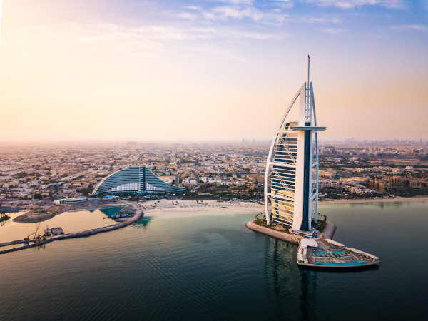 Vista aérea de edifícios no litoral de Dubai, nos Emirados Árabes Unidos.