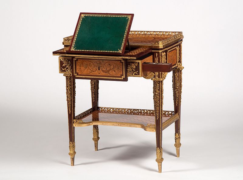 Escrivaninha (1781), de Jean-Henri Riesener, uma mobília do rococó.