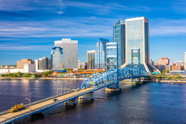 Ponte sobre um rio e prédios modernos em Jacksonville, na Flórida.
