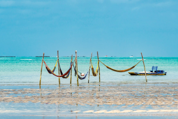 Redes de descanso na Praia de Antunes, na cidade de Maragogi, em Alagoas, um dos focos do turismo no Brasil.