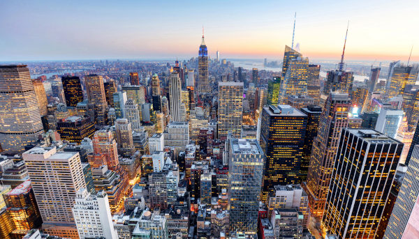 Vista panorâmica da cidade de Nova York, uma metrópole, com uma grande quantidade de edifícios.