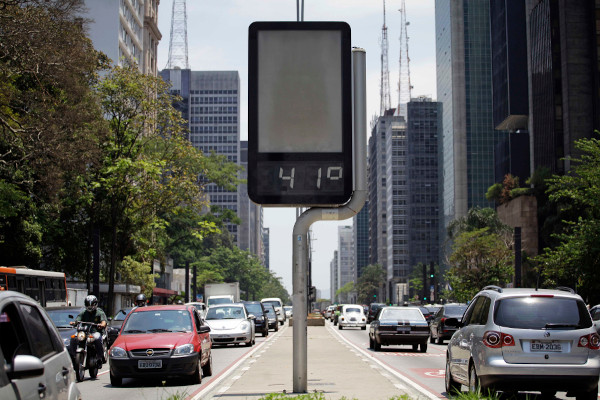 Termômetro marcando 41º C na cidade de São Paulo (SP) durante uma onda de calor que atingiu o Brasil em 2012.[1]