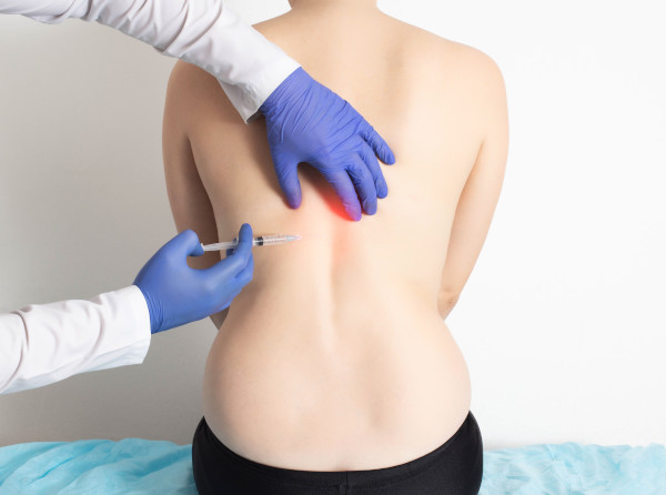 Aplicação de ozônio nas costas de um paciente em tratamento com ozonioterapia.