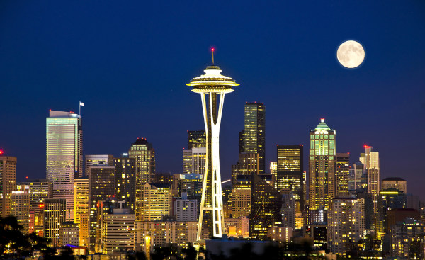 Vista noturna da torre Space Needle, um dos lugares mais visitados da cidade de Seattle, no estado de Washington.
