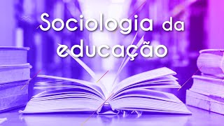 Escrito"Sociologia da educação" sobre livro aberto ao lado de livros e fundo roxo.