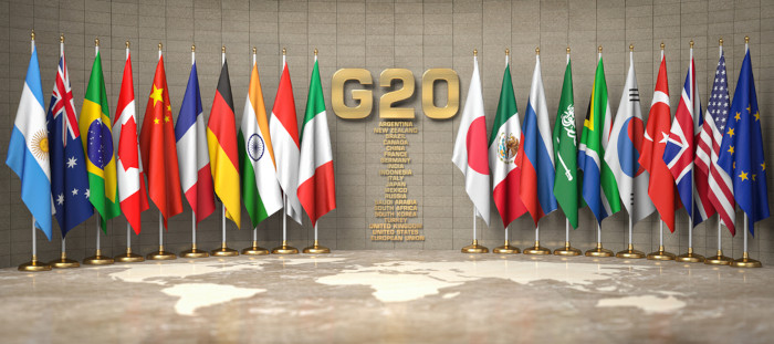 Escrito G20 e listagem de nomes em uma parede, entre as bandeiras dos 20 membros do G20 (Grupo dos 20).