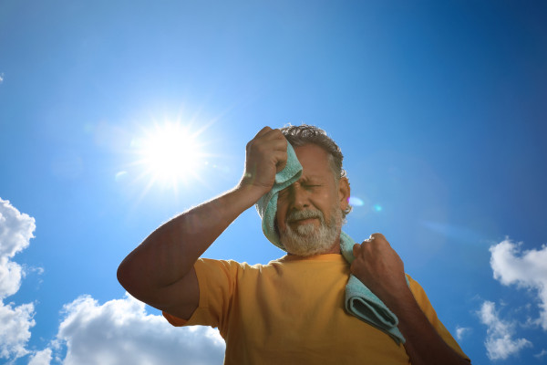 Idoso com sintomas de golpe de calor devido à exposição excessiva ao Sol.