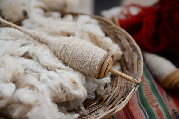 Rolos de lã, matéria-prima para produção de tecido.