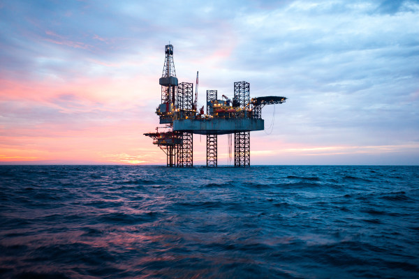Plataforma de extração de petróleo, recurso cuja importância é retomada no Dia Mundial do Petróleo (29 de setembro).
