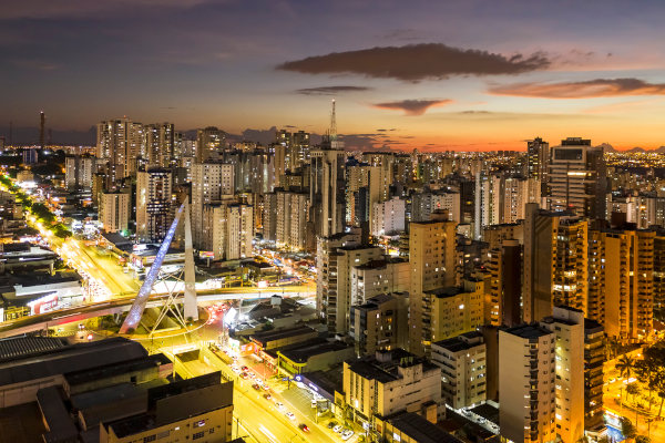 Vista aérea do viaduto João Alves de Queiroz, em Goiânia, cidade planejada de grande importância na história de Goiás.