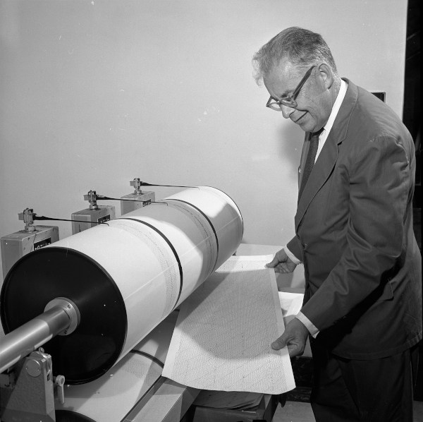 Charles Richter junto de sismógrafo.