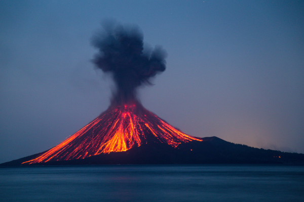 Erupção de um vulcão na Indonésia, área do Círculo de Fogo do Pacífico.