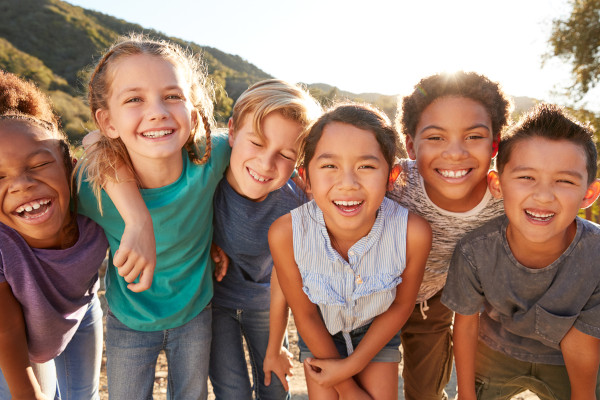 Crianças de diferentes raças juntas sorrindo