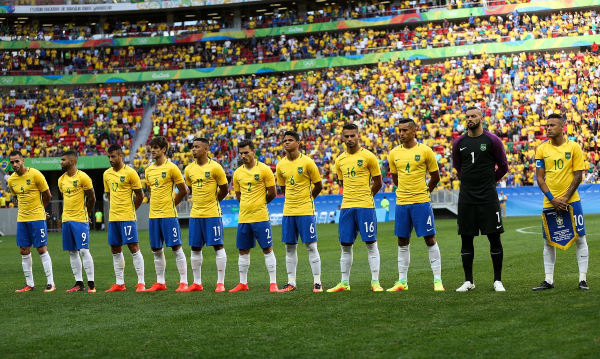 Jogadores brasileiros de futebol em campo antes da partida.