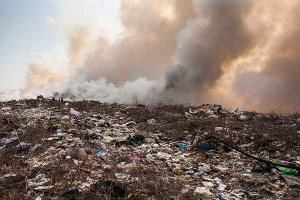 Lixo sendo queimado em um lixão a céu aberto, região na qual ocorreu uma significativa degradação ambiental.