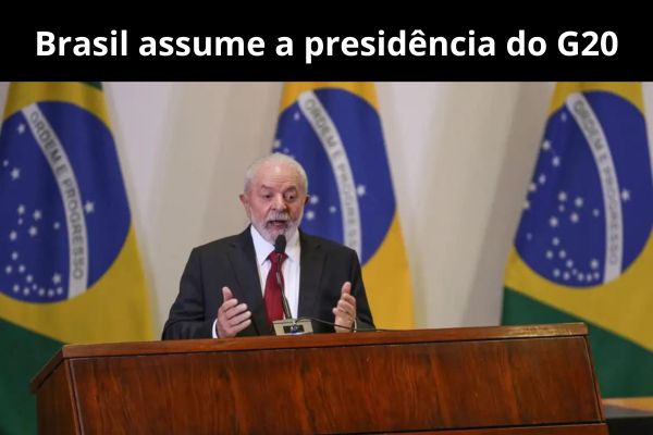 Presidente Lula discursando abaixo do texto - Brasil assume presidência do G20