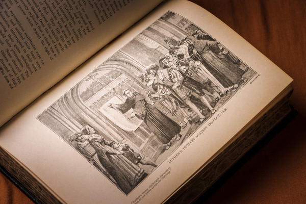 Livro retratando a Reforma Protestante, acontecimento da Idade Moderna, um período definido a partir da divisão da história.