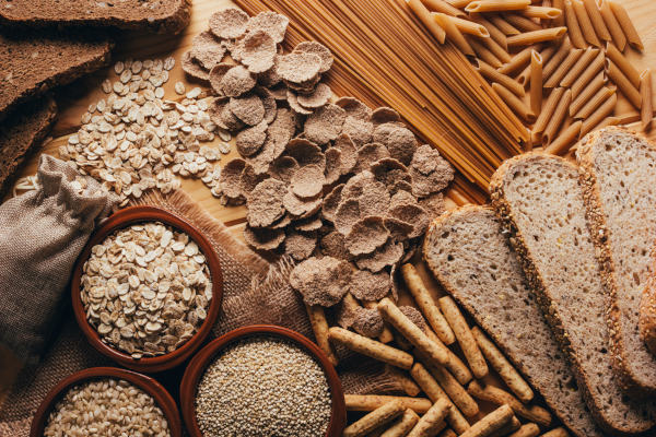 Pães e cereais integrais, alimentos ricos em fibras.