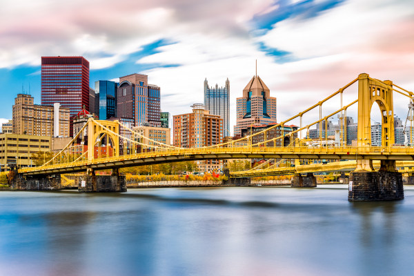 Vista da ponte Rachel Carson Bridge e de edifícios em Pittsburgh, na Pensilvânia.