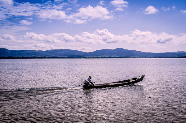 Homem navegando no Rio Araguaia, um dos principais rios do Brasil.