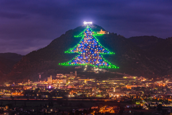 A maior Árvore de Natal fica na Itália e tem mais de 750 metros de altura, uma curiosidade sobre o Natal.
