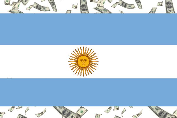 Bandeira de argentina a frente de dólares caindo