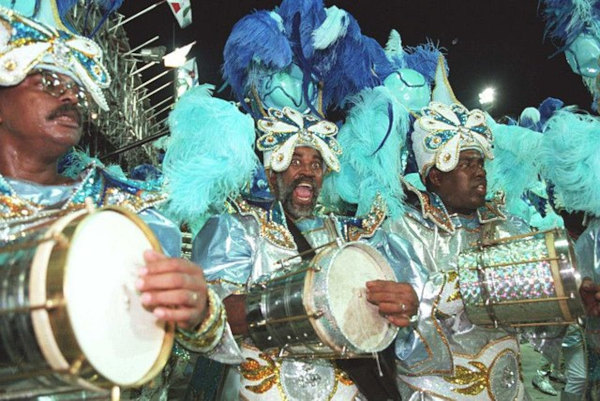 Bateria da escola de samba Unidos de Vila Isabel no Carnaval de 1998.