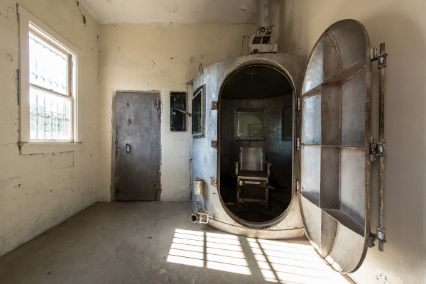 Câmara de gás, local onde um condenado à pena de morte é colocado para ser executado por meio da inalação de um gás letal.