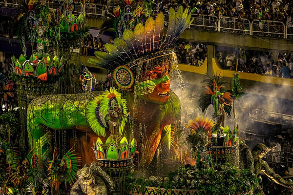 Carro alegórico da escola de samba Unidos da Vila Isabel no Carnaval de 2019, um exemplo de uso de alegoria e adereços.