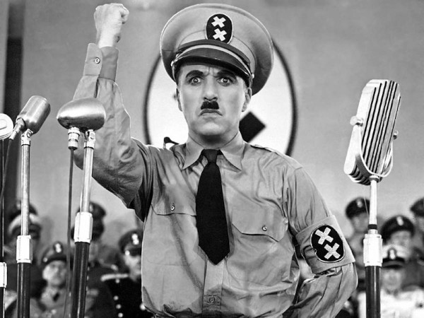 Charles Chaplin em O grande ditador. Produções hollywoodianas incitavam o nacionalismo, aspecto do american way of life.