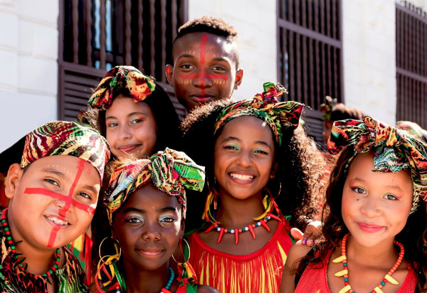 Crianças colombianas de diferentes etnias, um exemplo do multiculturalismo.[1]