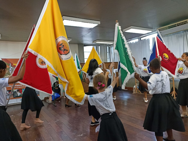 Atividade realizada na Escola Manoel Dionísio de formação de mestre-sala e de porta-bandeira.