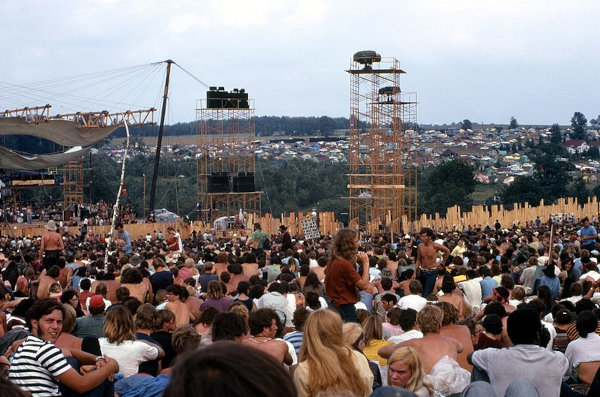 Festival de Woodstock (1969), acontecimento que impactou profundamente as tendências culturais dos anos 70.