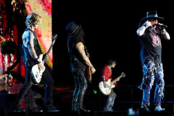 Guns n’ Roses, banda de rock que está em atividade ainda nos dias atuais, durante um show.