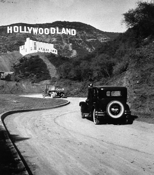 Foto antiga do famoso letreiro de Hollywood, cuja construção ocorreu em 1923 e é parte importante da história do cinema.