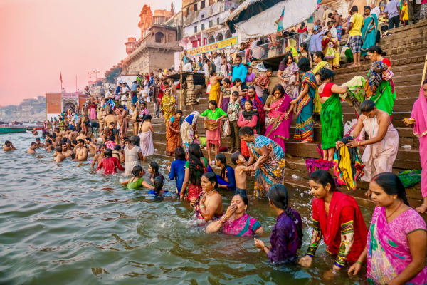 Praticantes do hinduísmo em ritual de purificação nas águas do Rio Ganges, sagrado para essa religião.[1]