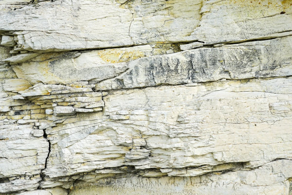 Formação rochosa de calcário, um exemplo de rocha sedimentar não detrítica, um dos tipos de rocha sedimentar.