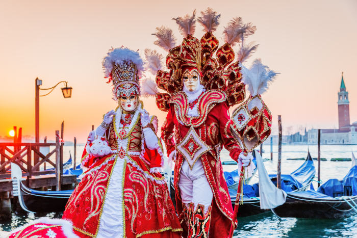 Casal vestindo fantasia na comemoração do Carnaval em Veneza, uma das mais populares comemorações do Carnaval no mundo.