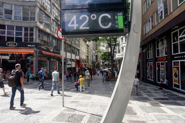 Termômetro em uma rua marcando 42 graus, em textos sobre domo de calor.