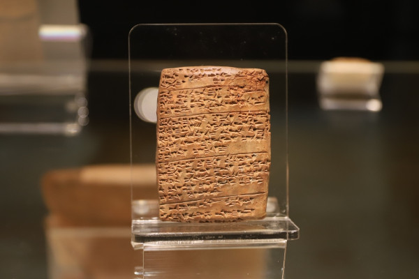 Tablete de argila em escrita cuneiforme, parte importante da história da escrita, exposto no Museu de Ancara, na Turquia.