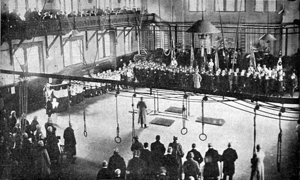 Foto em preto e branco de evento em um ginásio de ginástica na Alemanha.