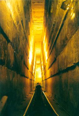 Grande galeria interna da Pirâmide de Quéops.[4]