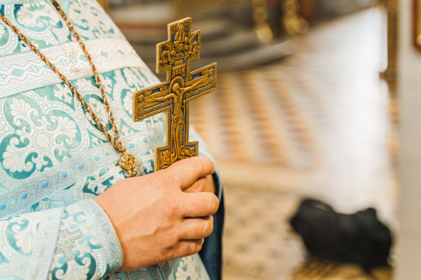 Líder religioso da Igreja Ortodoxa segurando uma cruz.