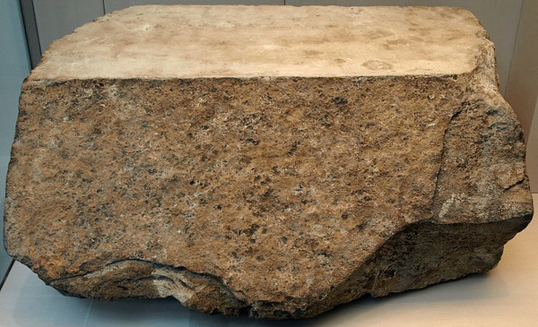 Exemplo de pedra de calcário utilizada no exterior da Pirâmide de Quéops.[5]