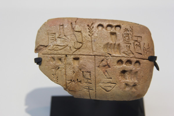 Placa de argila da Mesopotâmia na qual é possível ver pictogramas, partes importantes da história da escrita.