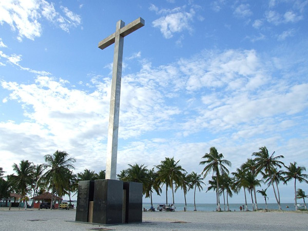 Monumento em forma de cruz na praia onde ocorreu a primeira missa no Brasil. 